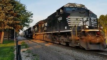 NS POWER LEADS A W/BOUND SAND TRAIN