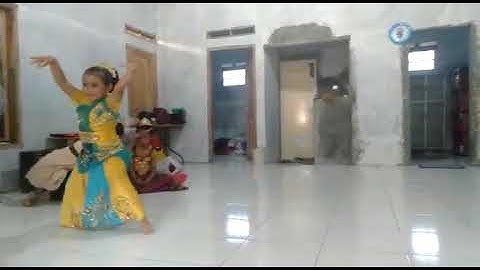 Latihan Jaipong Banda Urang Rendeng Bojong Sebelum Pentas. Oleh Joceline David