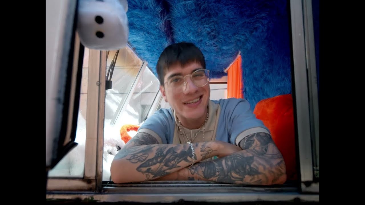 Watch Robot95 - Robot 95 - Kiss Me (Video oficial) on YouTube