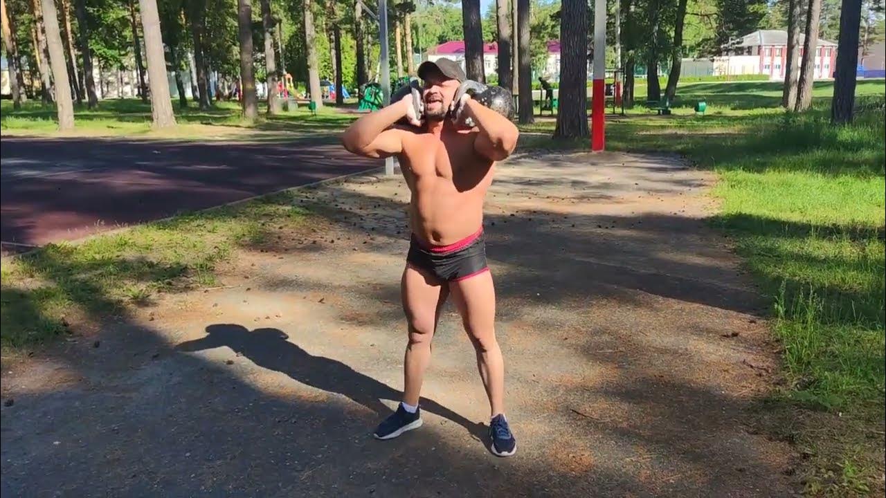 Присед с двумя гирями