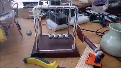 Newtons Cradle Robot