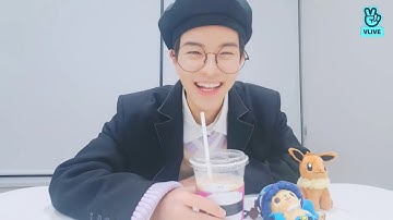 🐶 Seungmin reacts to his own abs 🐶