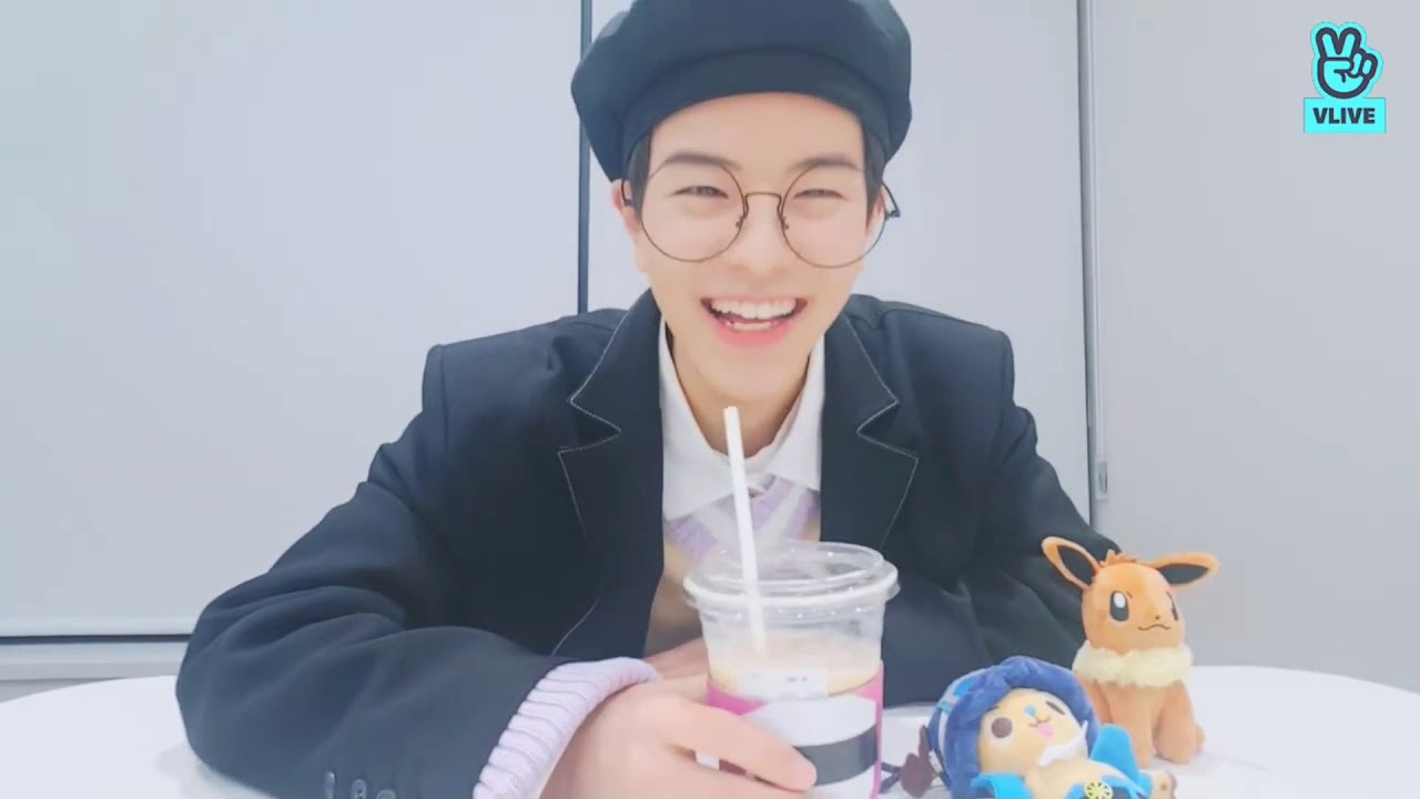 🐶 Seungmin reacts to his own abs 🐶