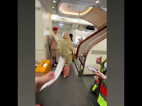 پروازاستانبول به دبی با هواپیمایی امارات حسابی کیف کردیم هزینه بلیط نفری13هزار لیرکه کلا شد 35میلیون