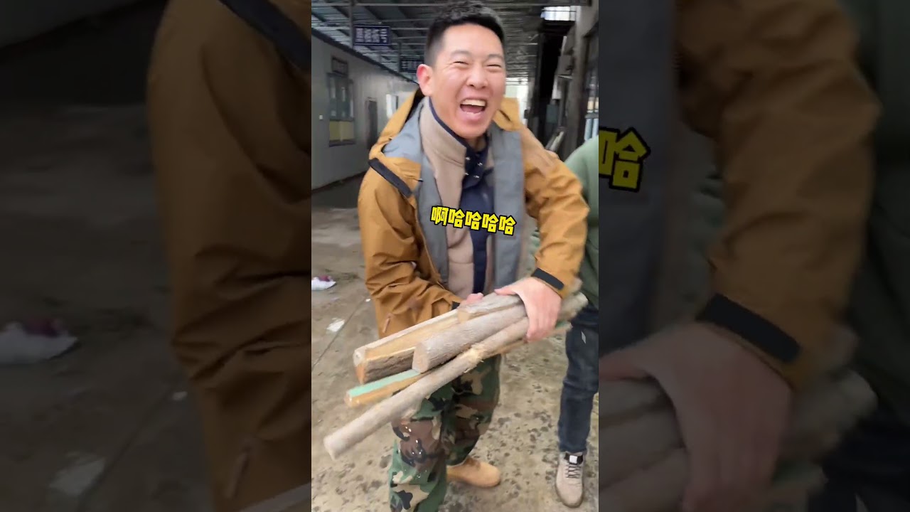 拖老纪同学的福,今天吃上了铁锅酸菜大骨头~#记录真实生活 #情侣日常 #搞笑