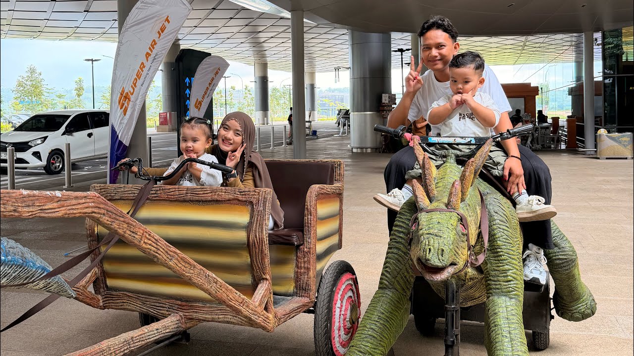 SERU BANGET!! PIANA PIANO NAIK DINO KELILING BANDARA🥰