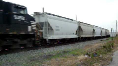 NS GEVO ES40DC w/ a K5HLL leads NB NS mixed freight