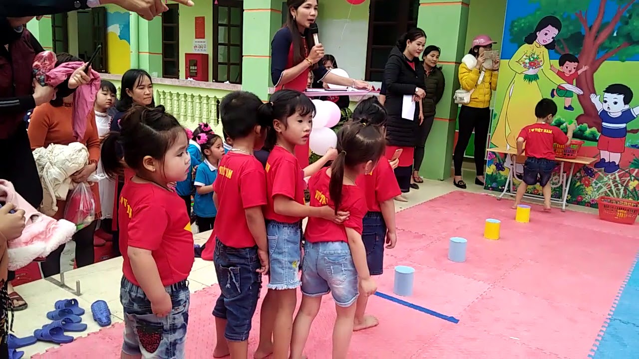 Phần thi đi rích rắc nhặt hình vuông của các em học sinh lớp B1 Trường ...