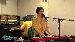 Miniatura del video "Chairlift - "Somewhere Around Here" (Live at WFUV)"