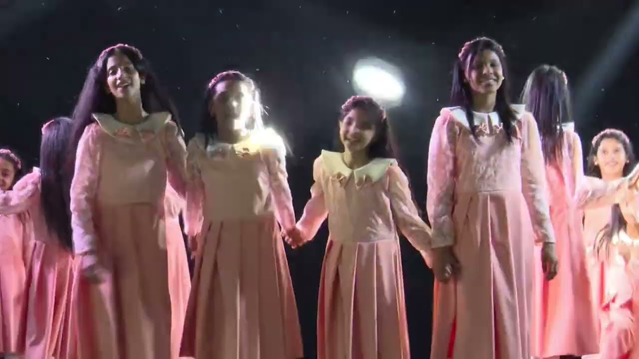 ابدع النجوم في نشيد اهلا بالعالم على المسرح