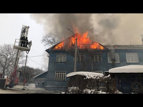 Восемь человек спасли из горящего деревянного дома под Вологдой