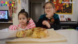 Hai chị em ăn buổi xế món ý mẹ làm và hát hò