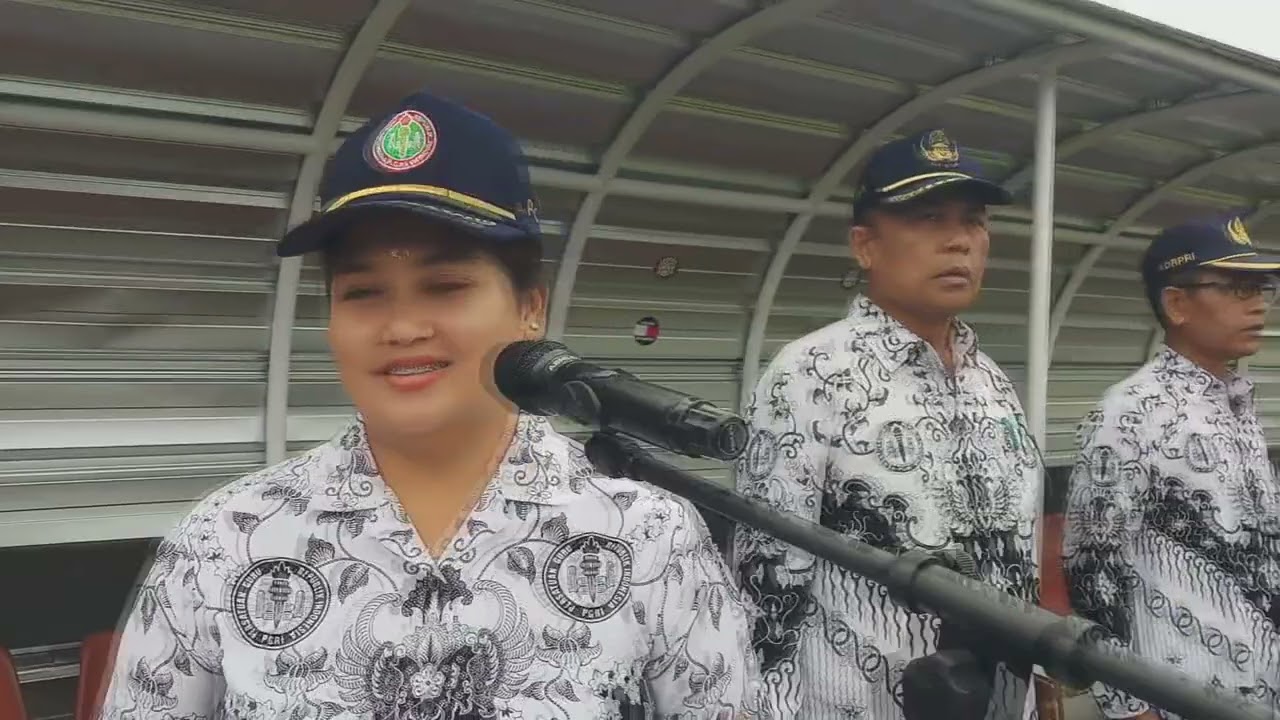 Guru-guru Blasman jadi Petugas Upacara disaksikan anak didiknya. Hut PGRI dan Hari Guru Nasional