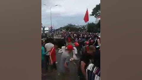 Kinh hoàng cảnh người biểu tình tấn công CA tại Phan Rí phản đối kế hoạch cho thuê đặc khu 99 năm