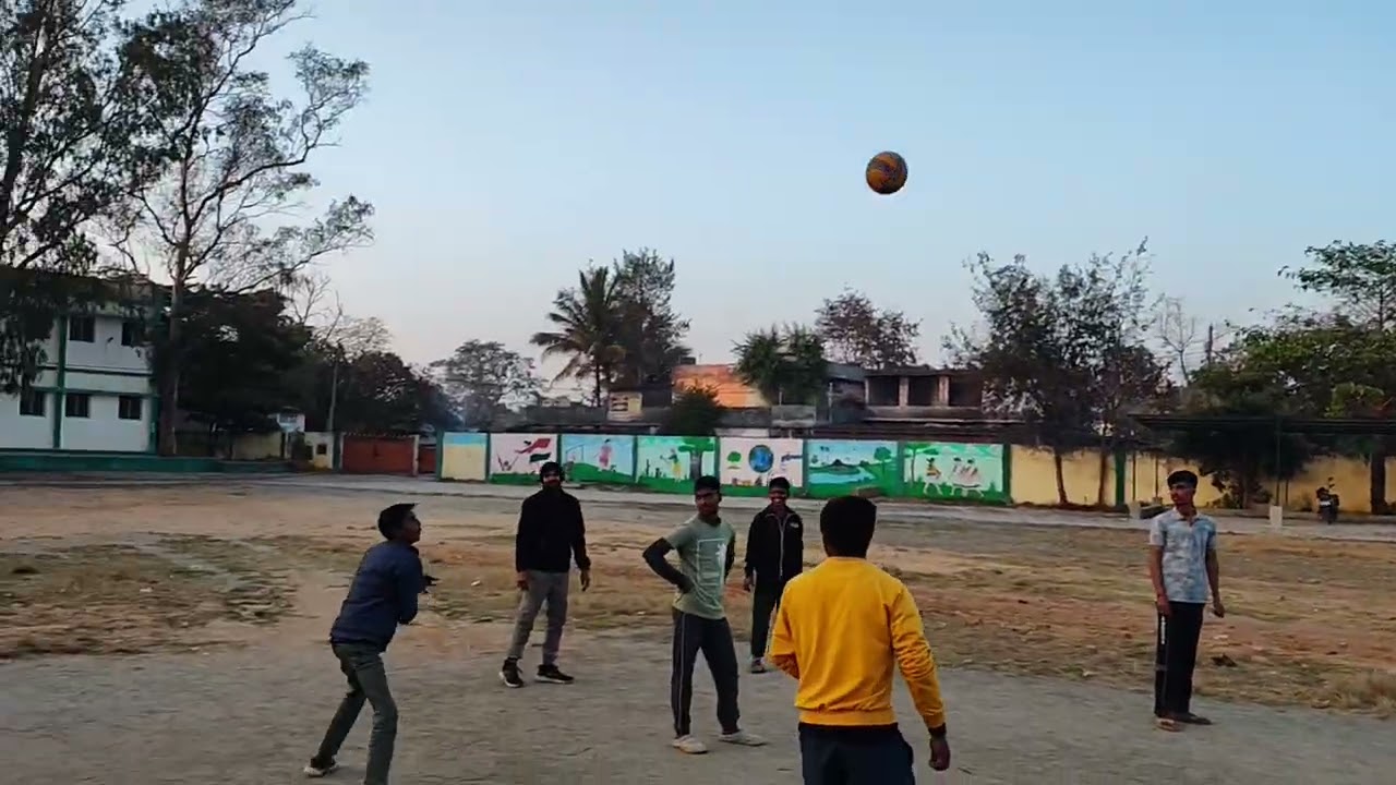 वालीबॉल मैच शाम के समय में काफी ठंड है लेकिन खिलाड़ी लोग का जोश हाई है🤗🏐
