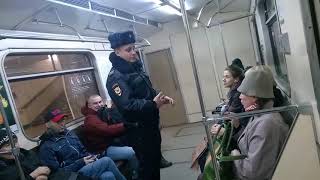 Женщина вызвала полицию в вагон метро из-за девушки с музыкой в наушниках