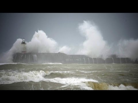 Rekord széllökésekkel tombol Angliában a Eunice vihar