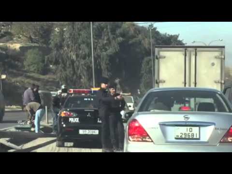 صويلح.. سقوط عمود كهرباء على مركبة.. مصور وفيديو