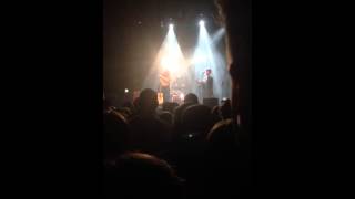 Newton Faulkner - At The Seams (feat. Sam Brooks) Live