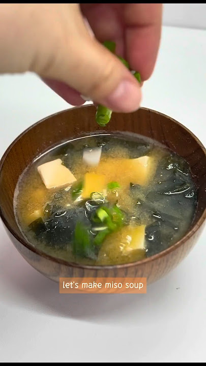 Simple Miso Soup Recipe with Fresh Seaweed and Tofu. #misosouprecipe #misosoup #japanesehomecooking