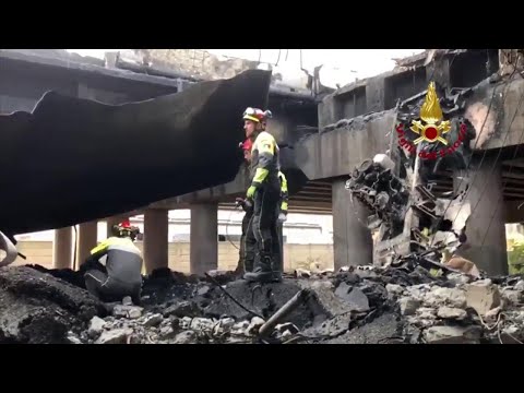 Bologna, inferno in autostrada: i Vigili del Fuoco alla ricerca di eventuali persone coinvolte