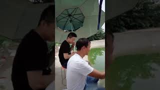 这点钓鱼里还得用人给他打主伞