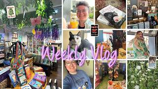 Indie bookstore crawl 📚 drag brunch 💃 + reading too many books at once 😱 || weekly reading vlog