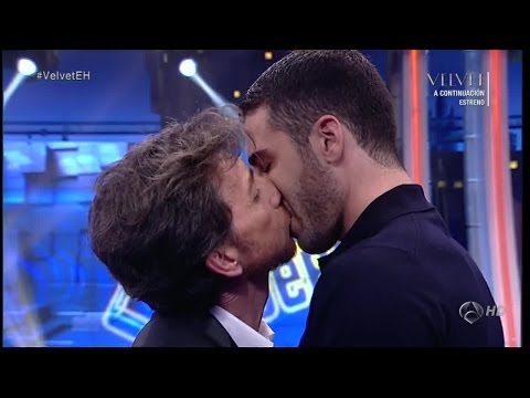 El Hormiguero 3.0 - Pablo Motos besa a Miguel Ángel Silvestre con pasión