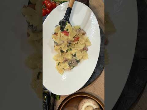 Паста бабочки в сырном соусе с копченой свиной грудинкой и овощами