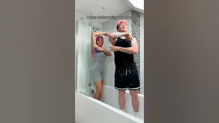 1 month of dating VS 1 year of dating 😂🚿 #shorts - DayDayNews