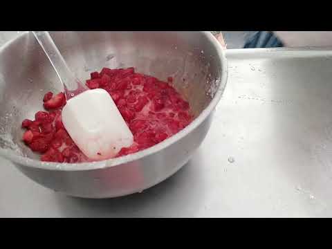 Video: Ais Krim Strawberi