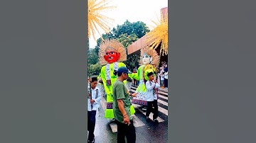 Peserta pawai festival ondel ondel taman mini 2025