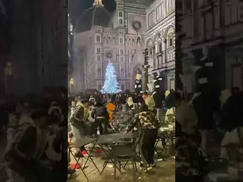 Video Rissa di capodanno in piazza Duomo a Firenze / 1