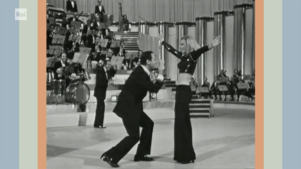 Raffaella Carrà e Alberto Sordi ballano il 