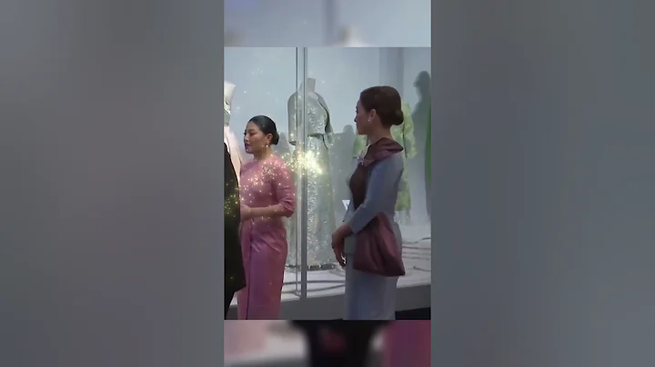 蘇提達王後轉變風格，一襲藍色露肩泰式禮服亮相，深深吸引著瑪哈國王 - 天天要聞