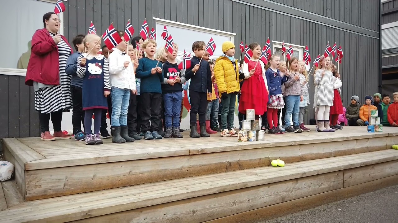 «Nesten 17. mai-feiring» på Åsgård skole. 1. trinn synger.