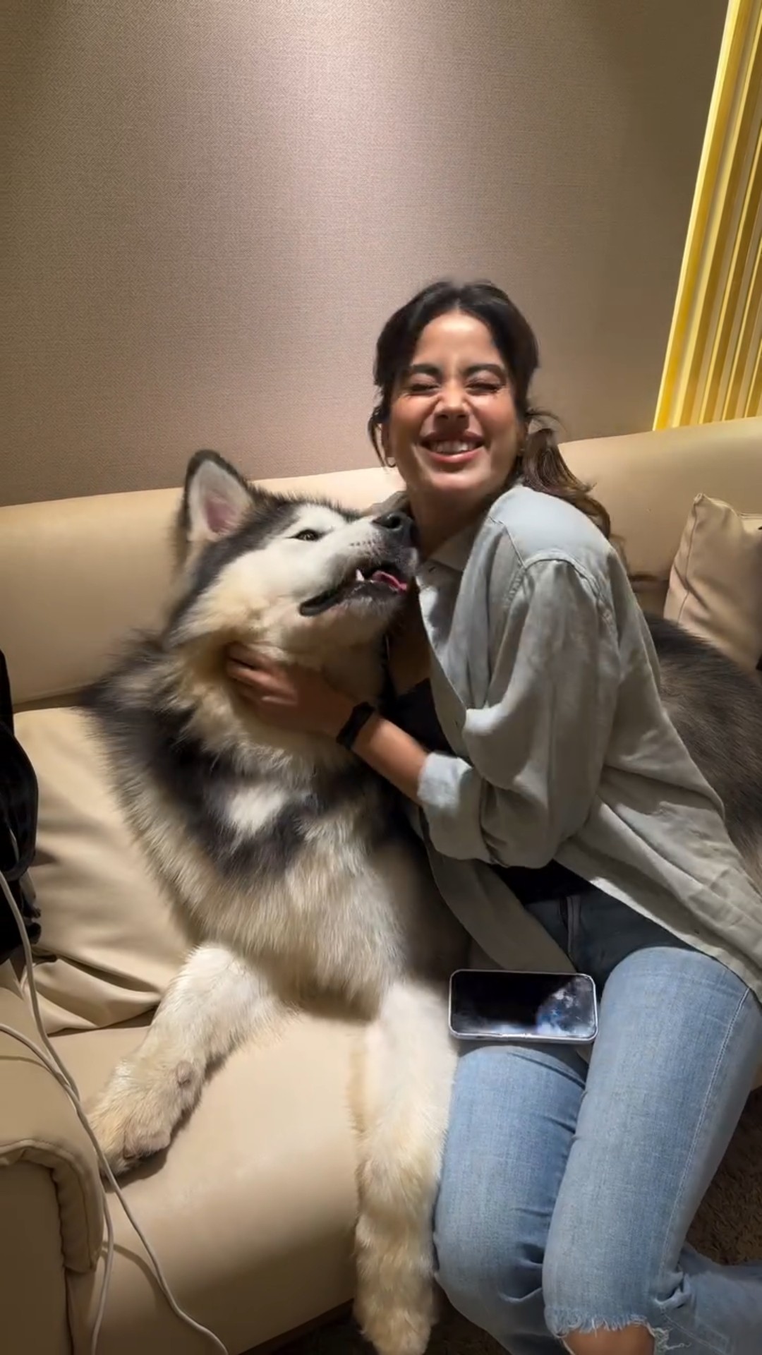 Janhvi Kapoor’s ADORABLE moments with her furry friends on Arjun Kapoor’s movie song? #janhvikapoor