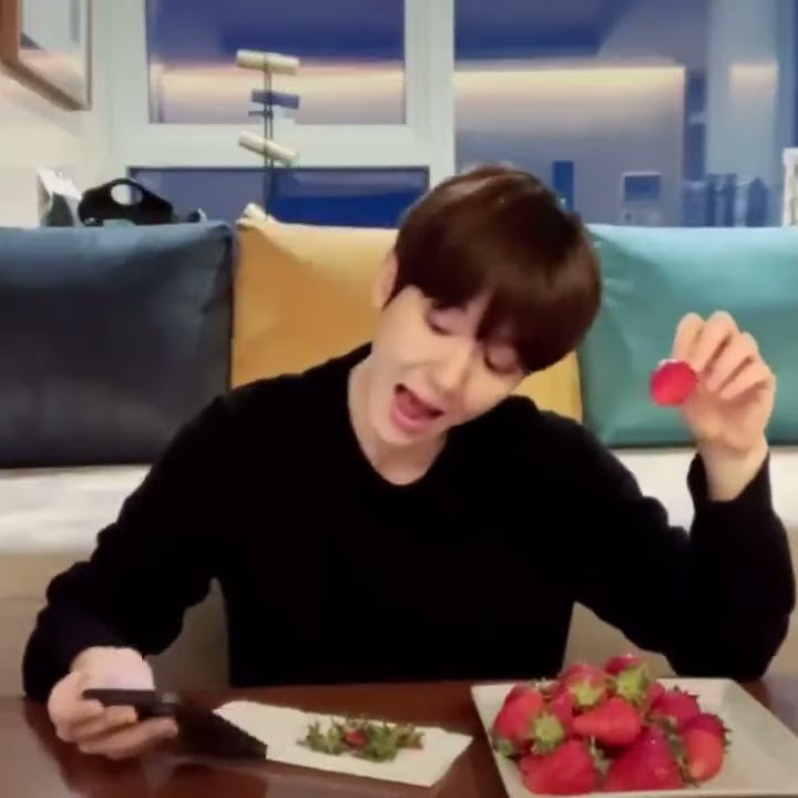 baekhyun hitting all the “all i got” high notes while sitting down and eating strawberries 😭🍓