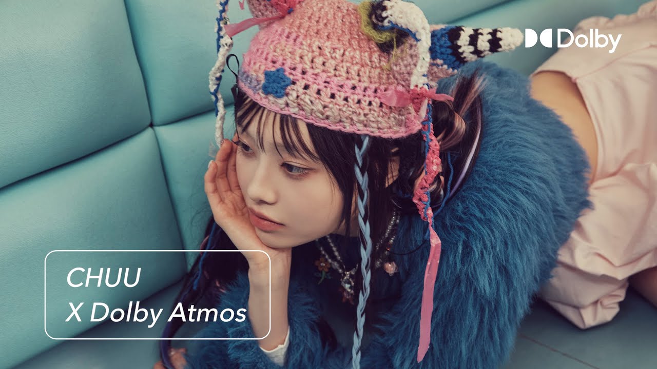 아티스트 CHUU가 Dolby Atmos 인터뷰 촬영 세트에서 인터뷰하는 장면