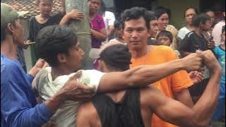 Seseorang pria tiba2 ikut kesurupan ketika nonton Kuda Lumping