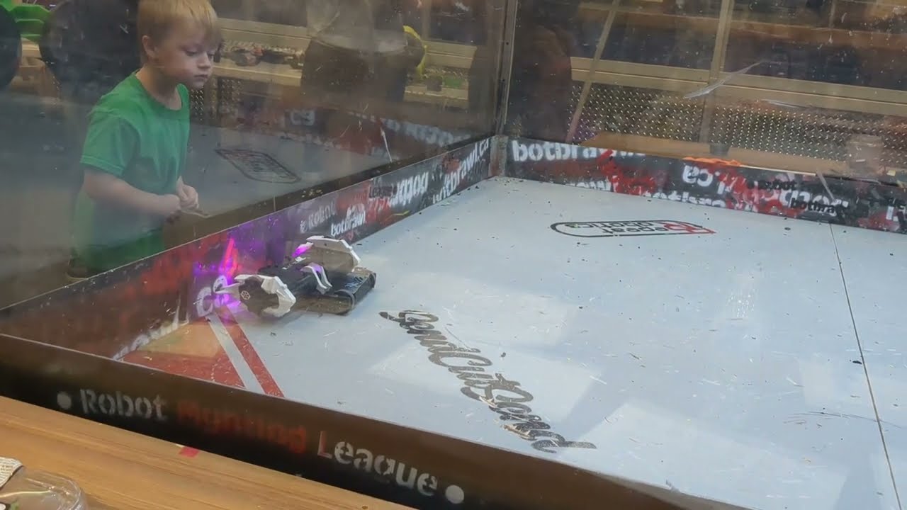 Robodrome Rumble fight! 3lb battlebots duke it out!