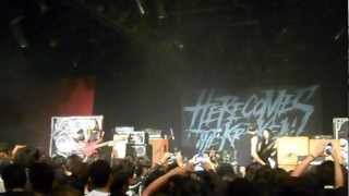 All Misery - Alistándose minutos antes de su show.