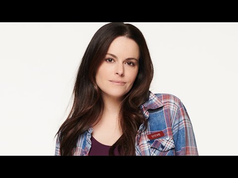 Video: Emily Hampshire: biography and personal life of the actress