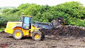 Spreading Solid Muck using John Deere. JCB 414 Loading.