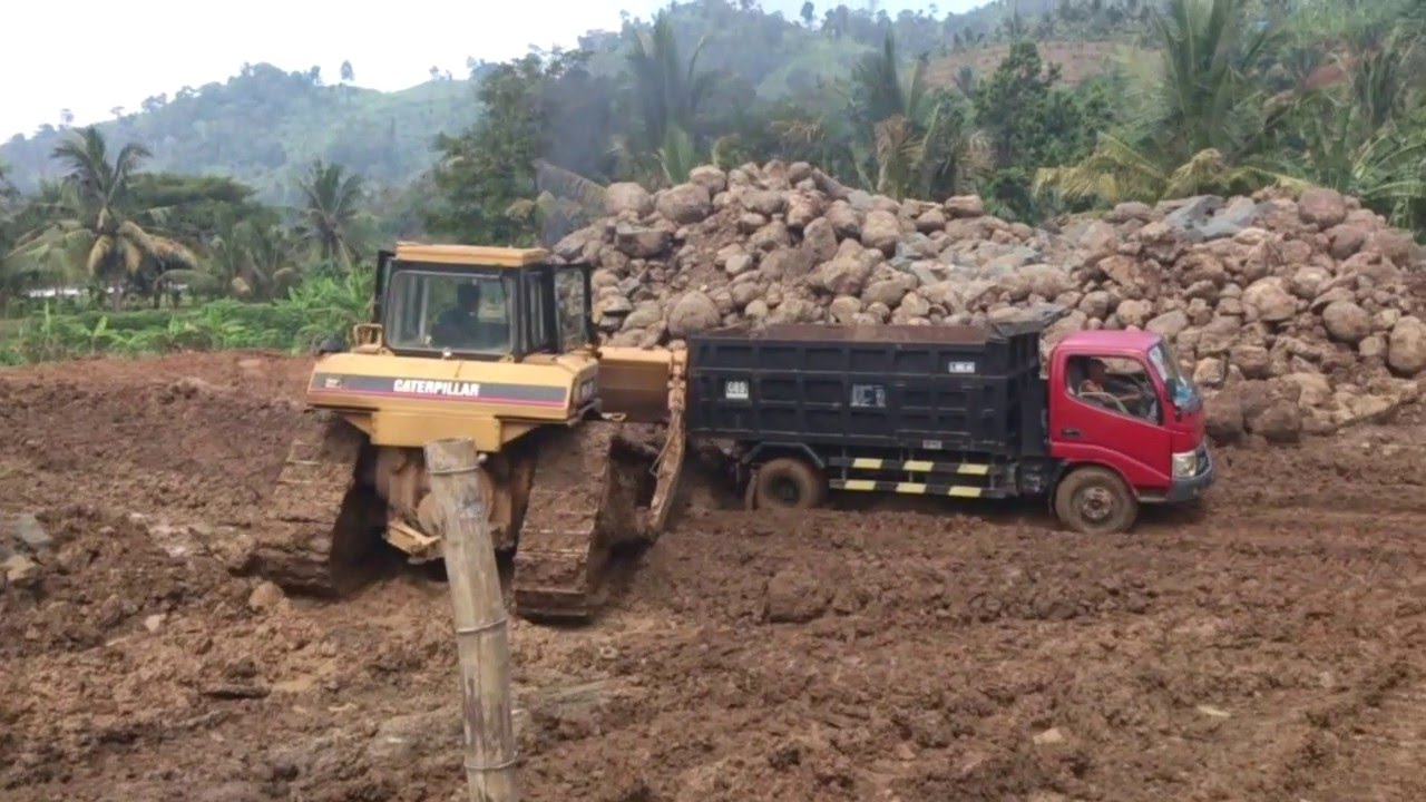 Toyota Dyna 130 HT Stuck Sampe Ban Terkelupas Di JLS Tulungagung