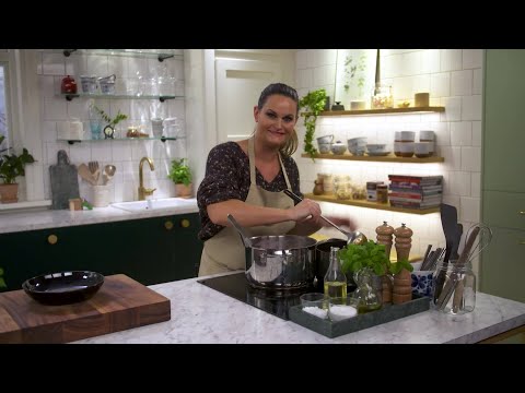 Video: Matlagning Köttbullar I Tomatsås Till Lunch