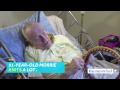 91-летний мужчина вяжет шапки для бездомных