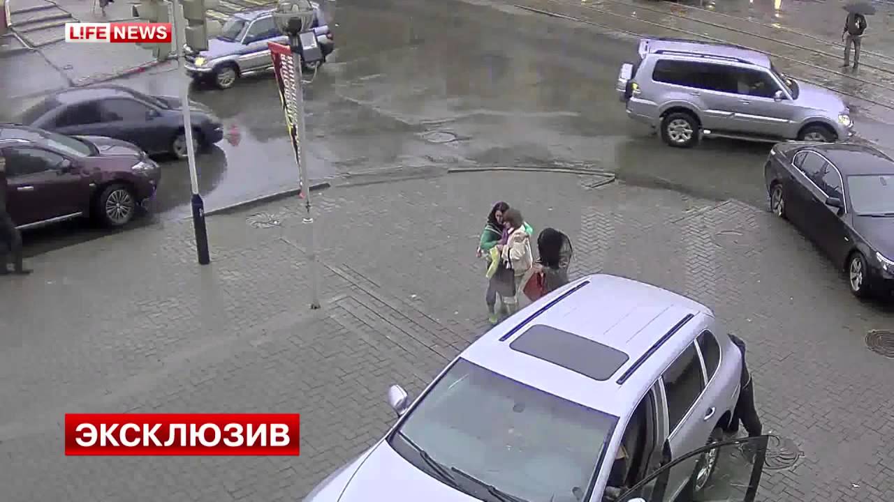 Девушка на Порше Кайене перепутала педали - YouTube