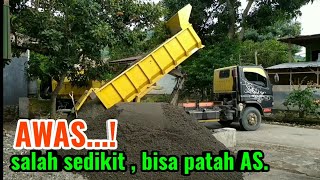 HATI -HATI, Dump truk bongkar muat. Gampang gampang susah.