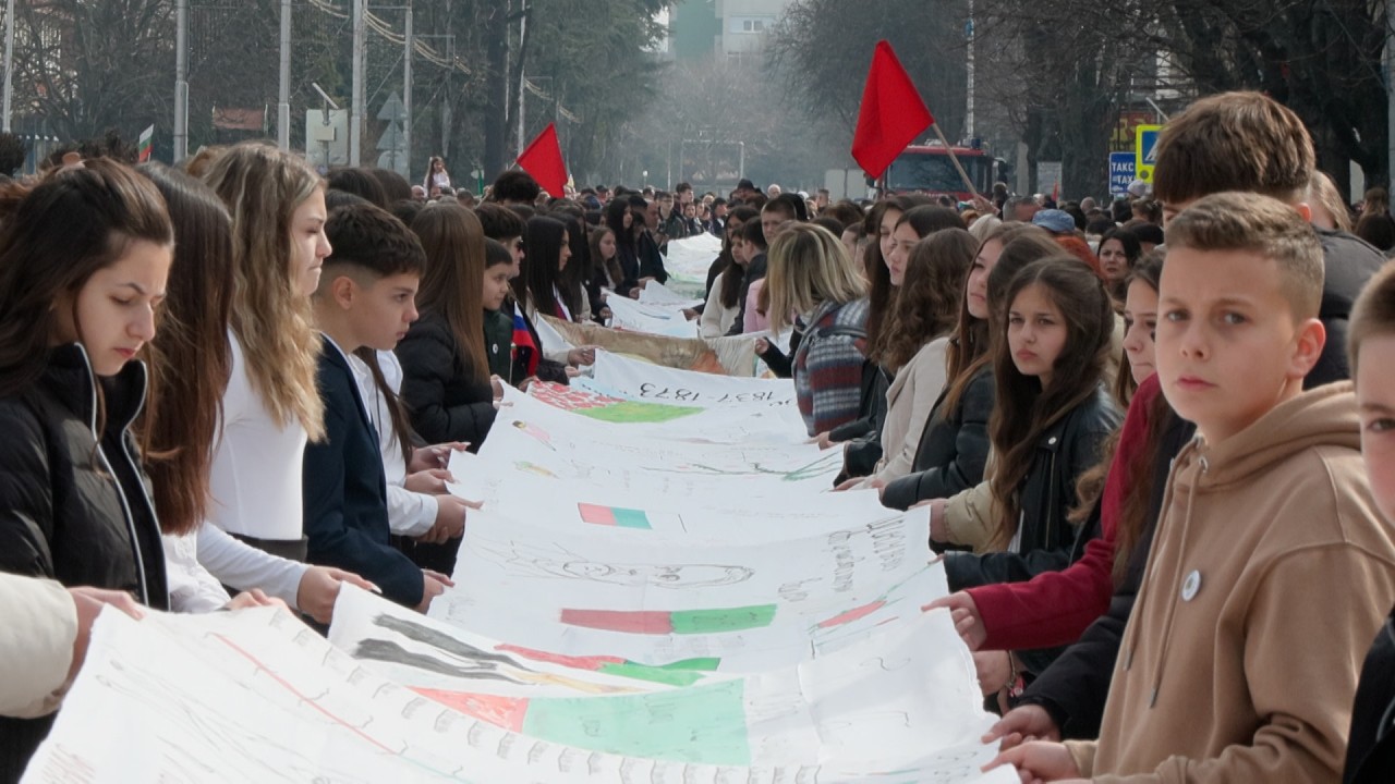 Ученици от Димитровград създадоха 148-метрово послание за Националния празник на България